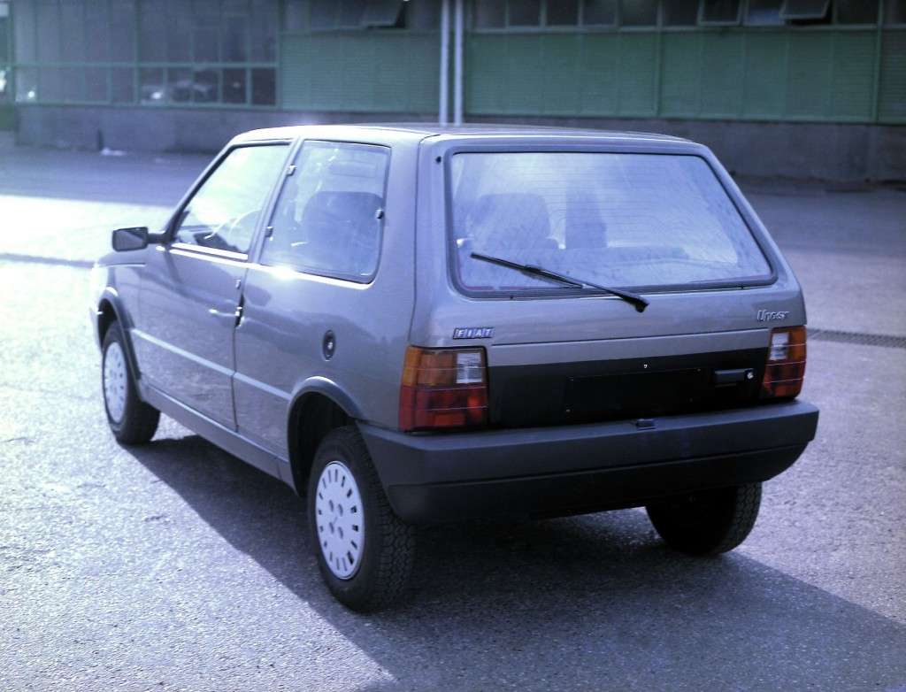 Carro semelhante ao Fiat Uno é cortado ao meio