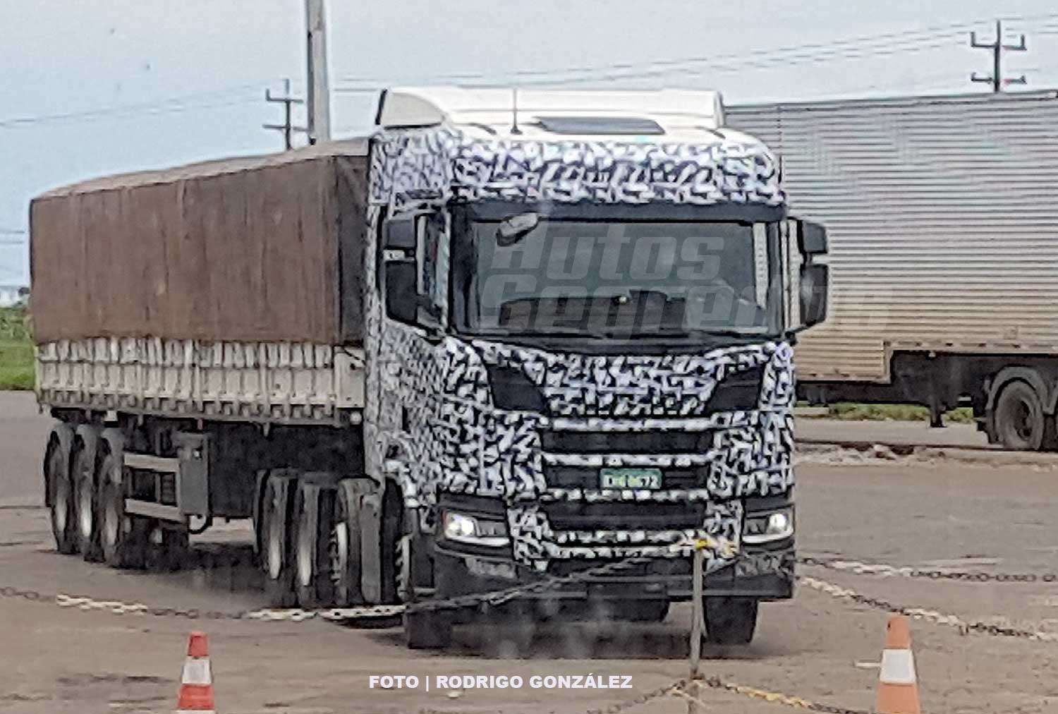Scania NextGEN Série R é flagrado em testes no Brasil