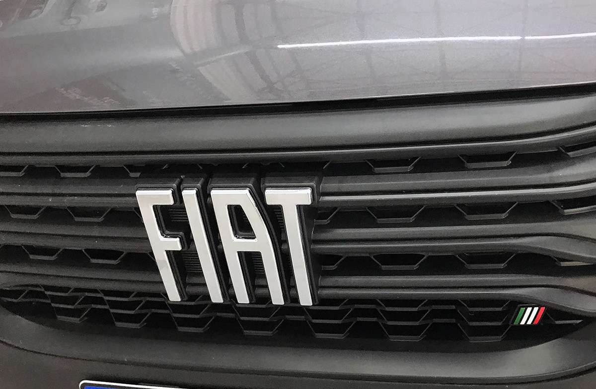Fiat Cronos em Quatro Barras