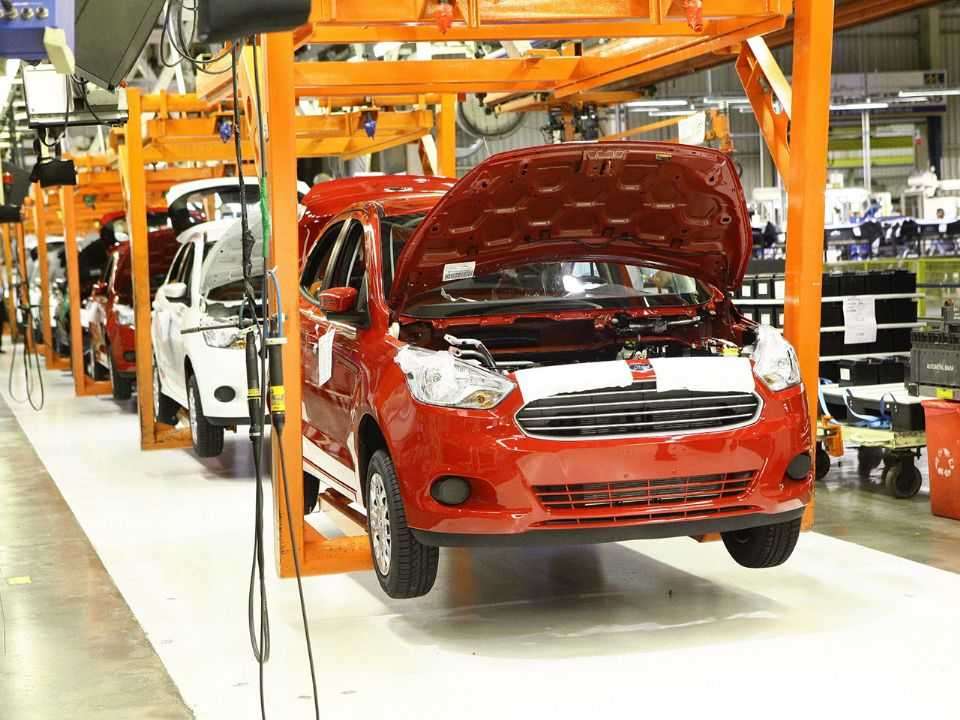 Um ano depois de fechar fábricas, Ford vira marca 'nanica' no