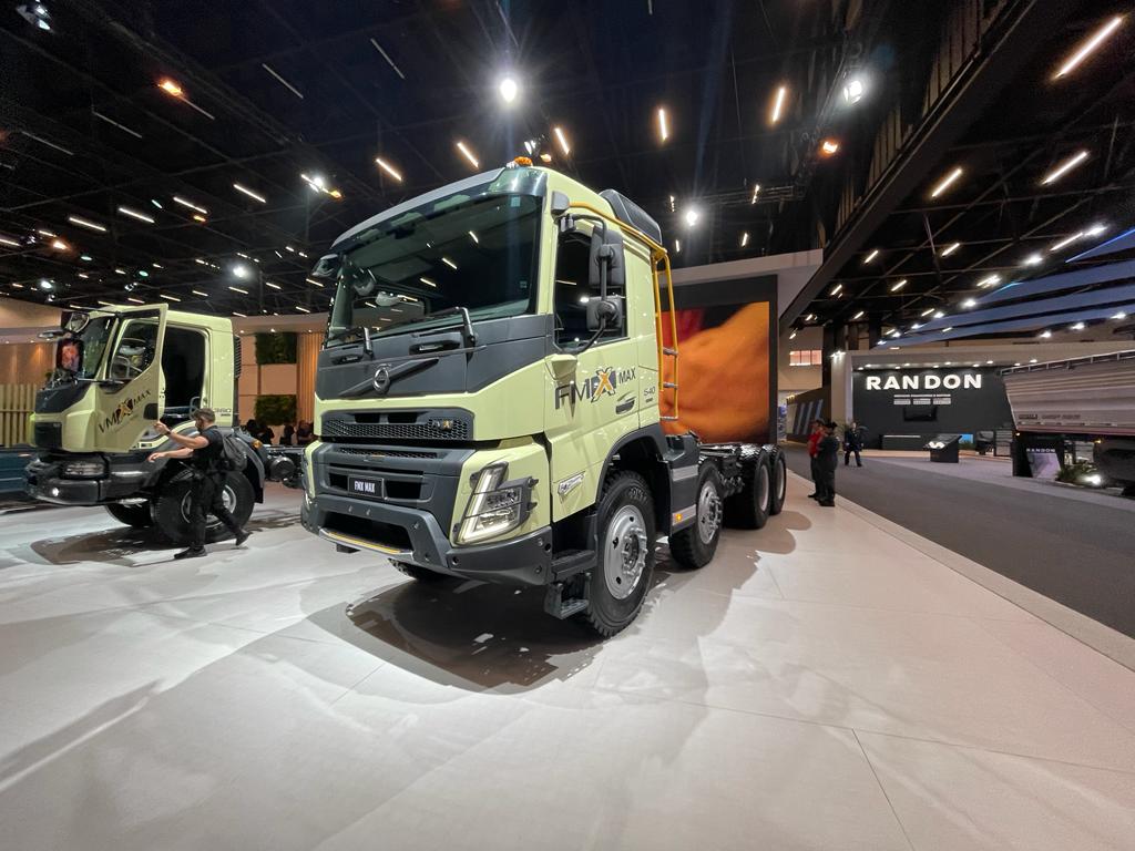 Volvo celebra os 10 anos do FMX, um caminhão para condições extremas