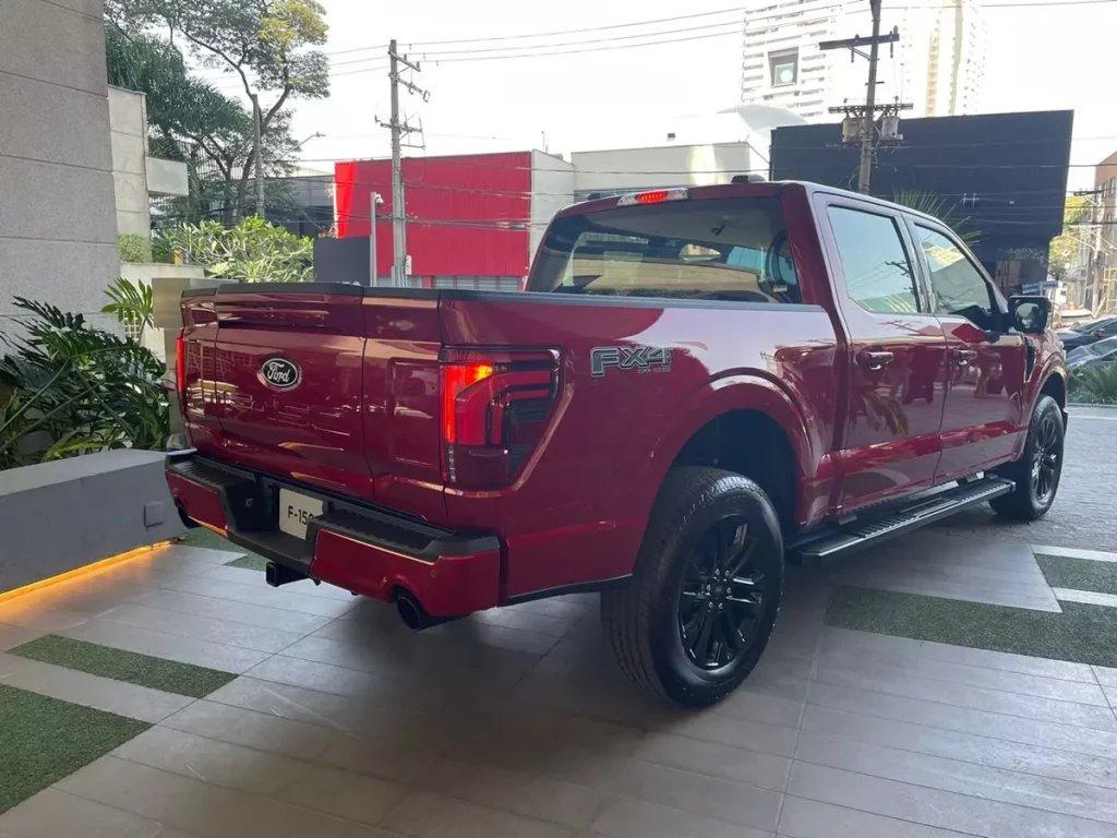 Nova Ford F-150 Lariat Black de traseira na cor vermelha