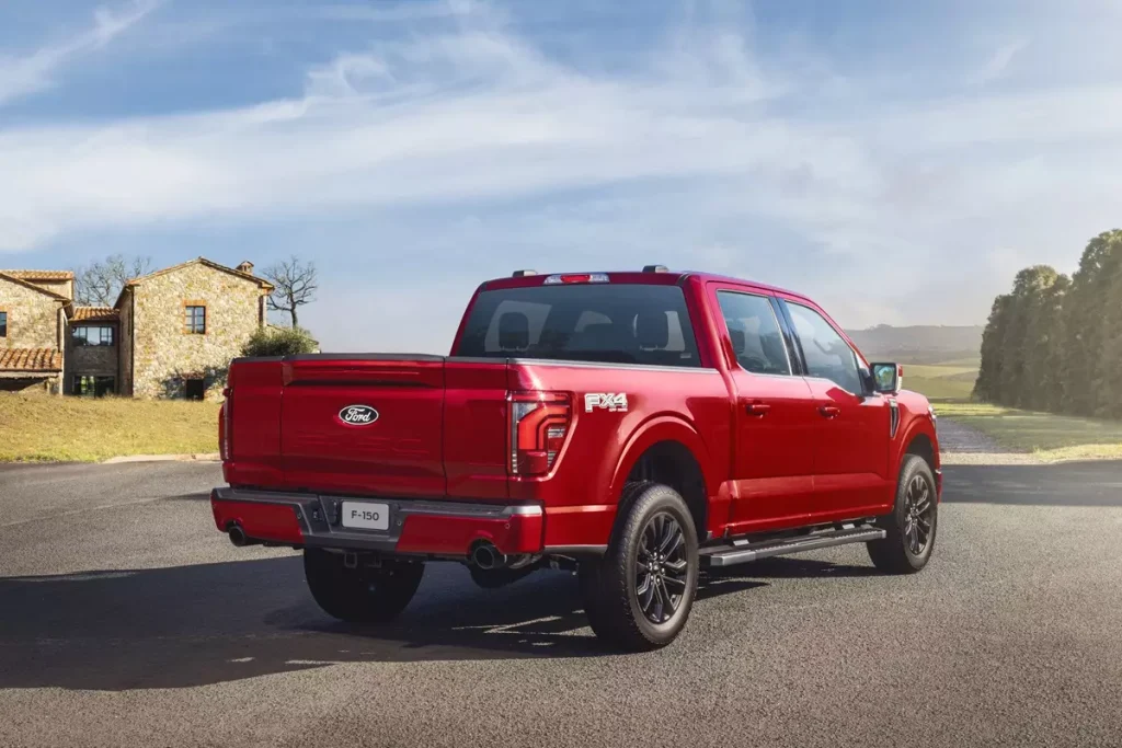 Nova Ford F-150 Lariat Black de traseira na cor vermelha