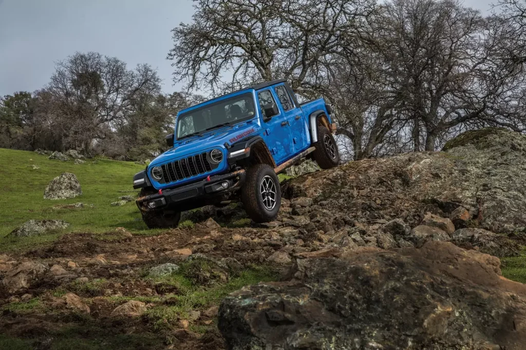 Nova Jeep Gladiator Rubicon 2025 de frente na cor azul